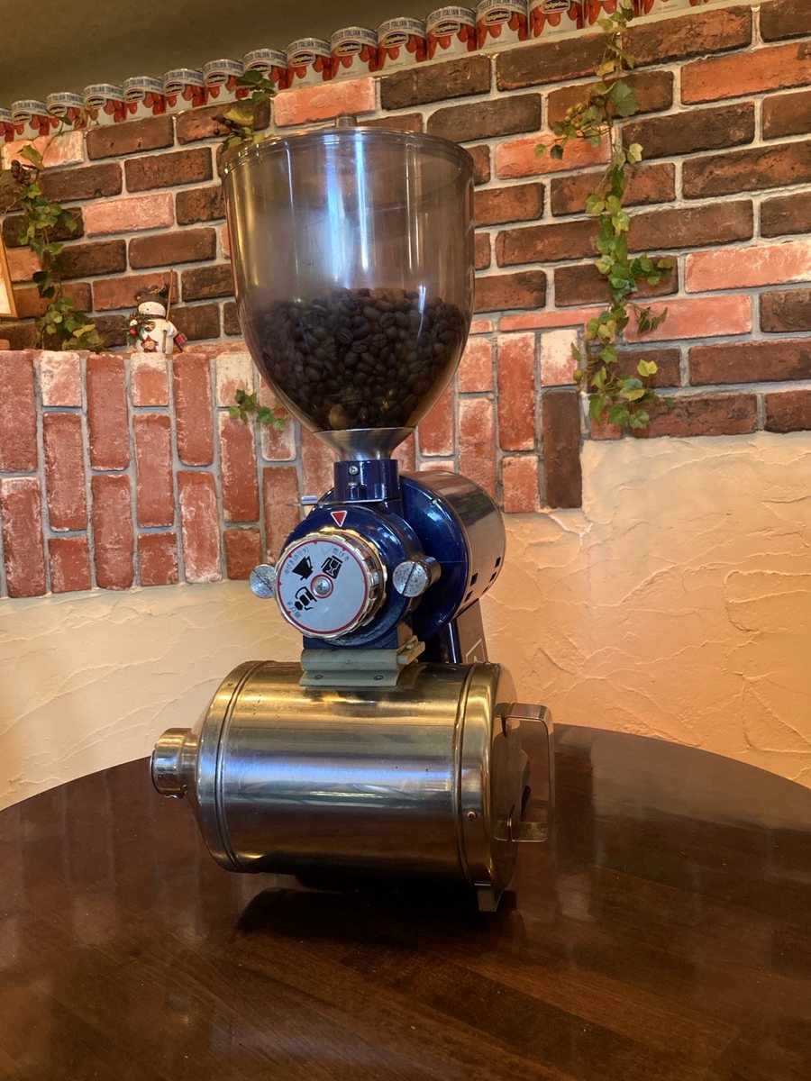 コーヒー豆とミル